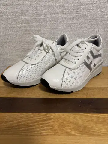 HIROKOKOSHINO 힐업 스니커즈 아이보리 23.5cm