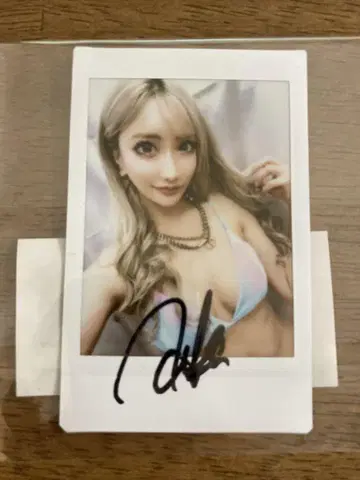 AIKA 폴라로이드 친필 사인