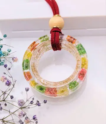 컬러풀한 레진 펜던트