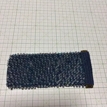 비즈 장식이 있는 파란색 계열 안경 케이스