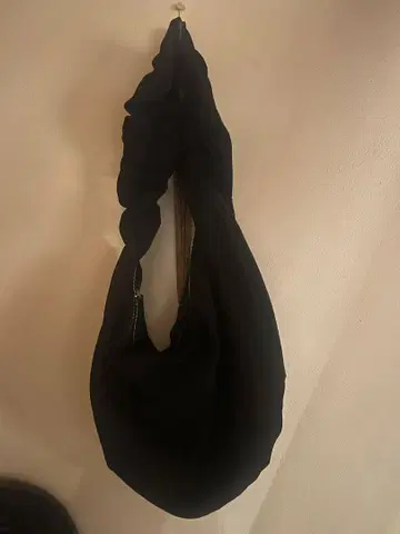 OUT 블랙 숄더백