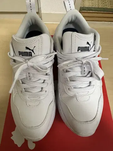PUMA 통굽 화이트 스니커즈