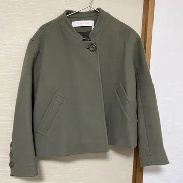 올리브 그린 버튼 부착 자켓