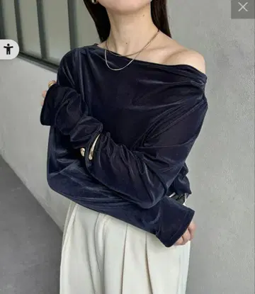 택 포함 새상품 Thevon 드레이프 넥 벨로아 시어 풀오버