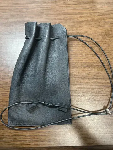 ITTI HERRIE KINCHAKU POUCH / Black