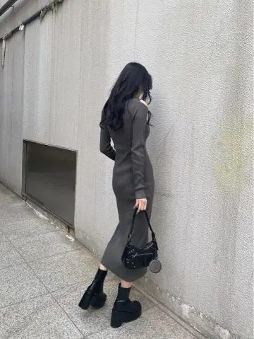 EMODA 커브 슬릿 맥시 니트 원피스 베이지