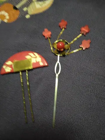 앤티크한 빨간색 헤어콤