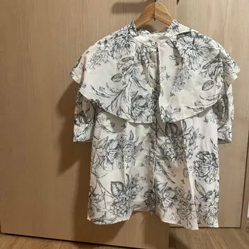 tienda 꽃무늬 프릴 반팔 블라우스