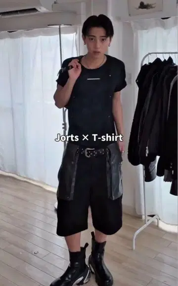 코타 착용 젠틀 루이스 T셔츠 반팔