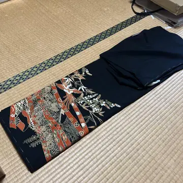 검은색 토메소데 봉황과 꽃 디자인