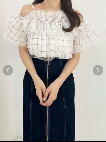 화이트 체크 오프숄더 프릴 상의
