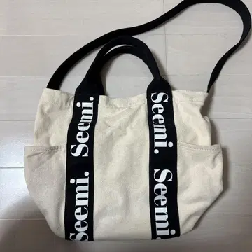 베이지 숄더백 로고