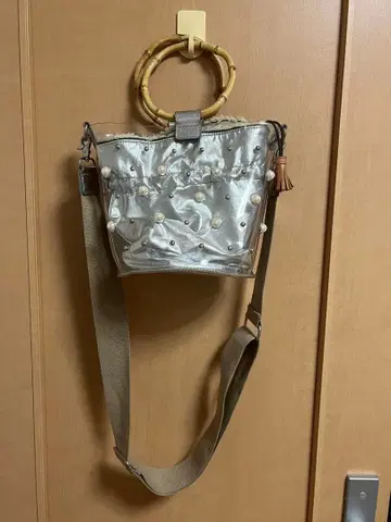 실버 펄 장식 숄더백