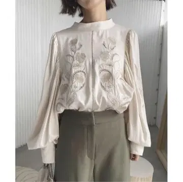 [ AMERI ] LADY EMBROIDERY PUFF BLOUSE