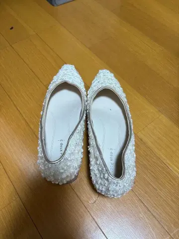 화이트 비즈 장식 플랫 펌프스
