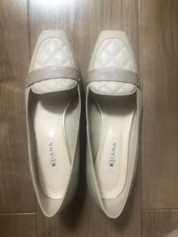 [ 가격 인하 ] DIANA 베이지 플랫슈즈
