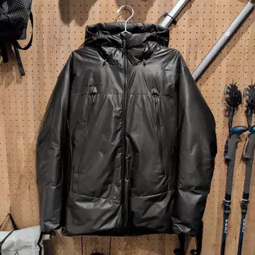 블랙 후드 부착 다운 자켓
