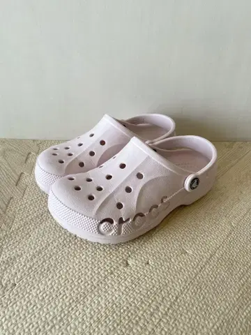 [새상품급] Crocs 핑크 샌들 통기 구멍 포함