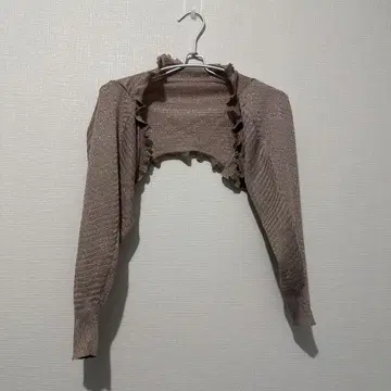 프릴이 달린 베이지 크롭 가디건