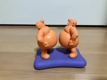 오렌지 컬러 피규어 2개, 보라색 받침대 포함