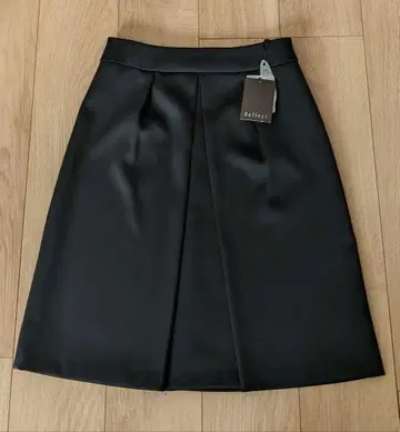 새상품 리플렉트 블랙 새틴 스커트