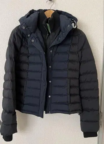 네이비 후드 부착 다운 자켓