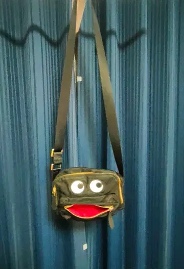 눈알 숄더백