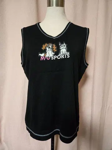 M U SPORTS 블랙 V넥 베스트