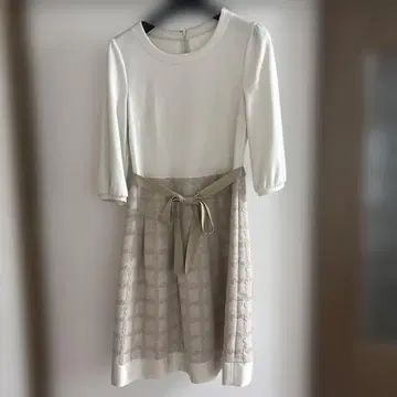 갤러리 비스콘티 무릎 기장 원피스 베이지