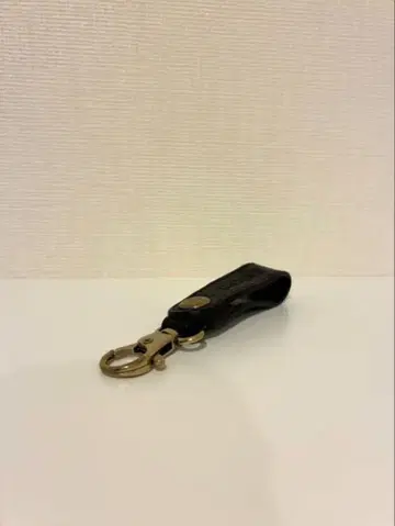 ILBISONTE 일비종떼 블랙 가죽 키링 골드 금장 장식