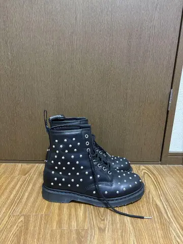 닥터마틴 스터드 장식 블랙 가죽 부츠