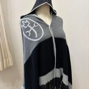 카스텔바작 후드 부착 니트 판초 프린지 블랙 x 그레이 계열