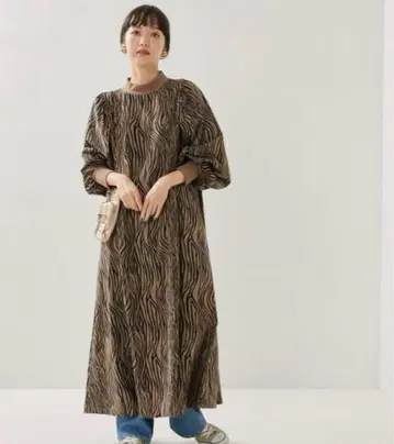 [ 새상품급 ] 사우전드마일 퍼프 슬리브 플레어 원피스 제브라 패턴