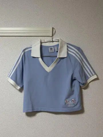 adidas Originals 크롭 피케 셔츠 라이트 블루