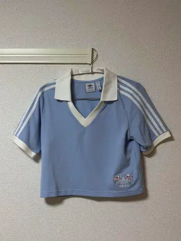 adidas Originals 크롭 피케 셔츠 라이트 블루