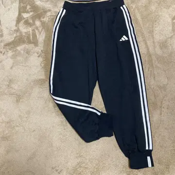 adidas 레귤러 핏 테이퍼드 레그 9부 스타일