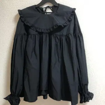 미사용 새상품 YOIHI 프릴 칼라 블라우스 블랙