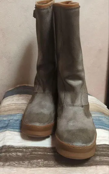 KEEN 그레이 스웨이드 부츠