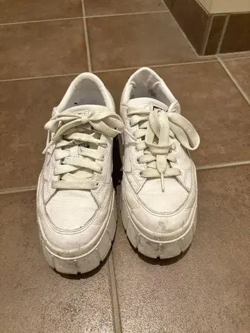 PUMA 화이트 플랫폼 스니커즈