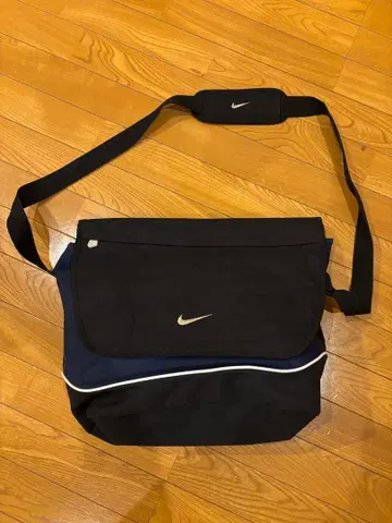 나이키 메신저 백 블랙/네이비