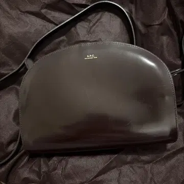 A.P.C. 다크 브라운 숄더백 수납 가방 포함
