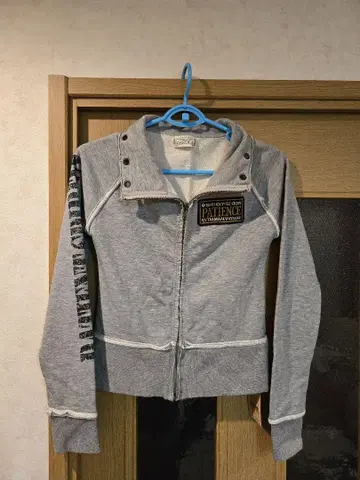 PATIENTE 패치 그레이 크롭 후드티