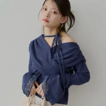 Chico 소매 프릴 크로스 원숄더 상의 네이비