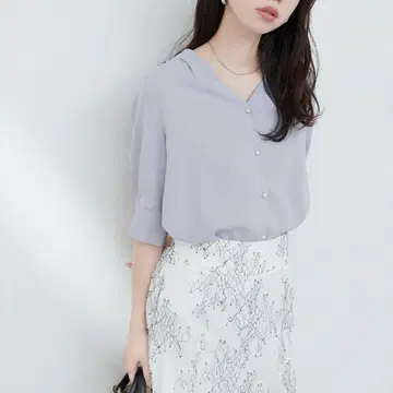 진주 단추 V넥 5부 소매 블라우스