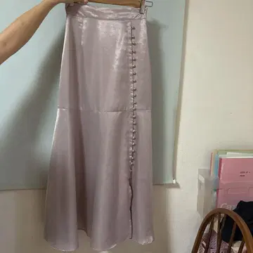 RANDA 연보라 새틴 플레어 스커트