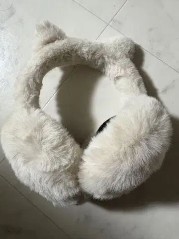 고양이 귀 디자인의 퍼 귀도리