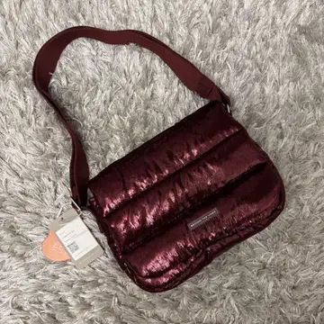 [택 포함 새상품] Holiday Poofy Bag 와인 레드 숄더백