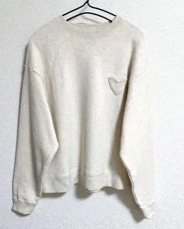 뮤베일 하트 패치 맨투맨