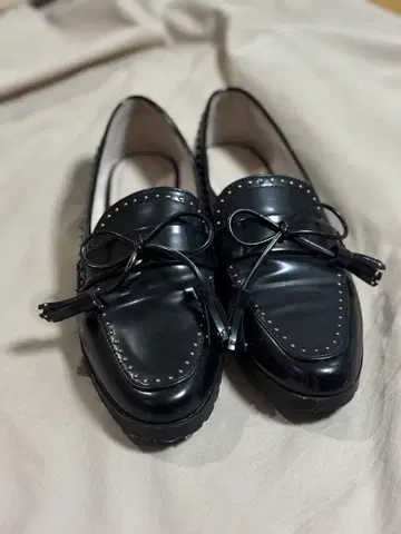 ZARA BASIC 스터드 장식 블랙 로퍼