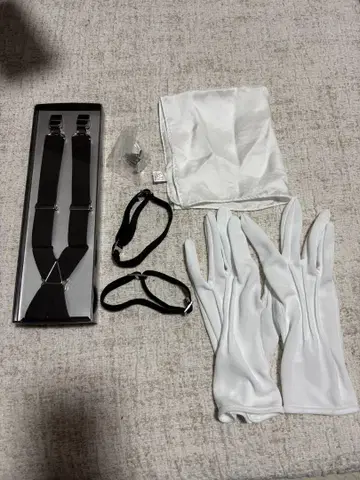 흰 장갑과 서스펜더 세트